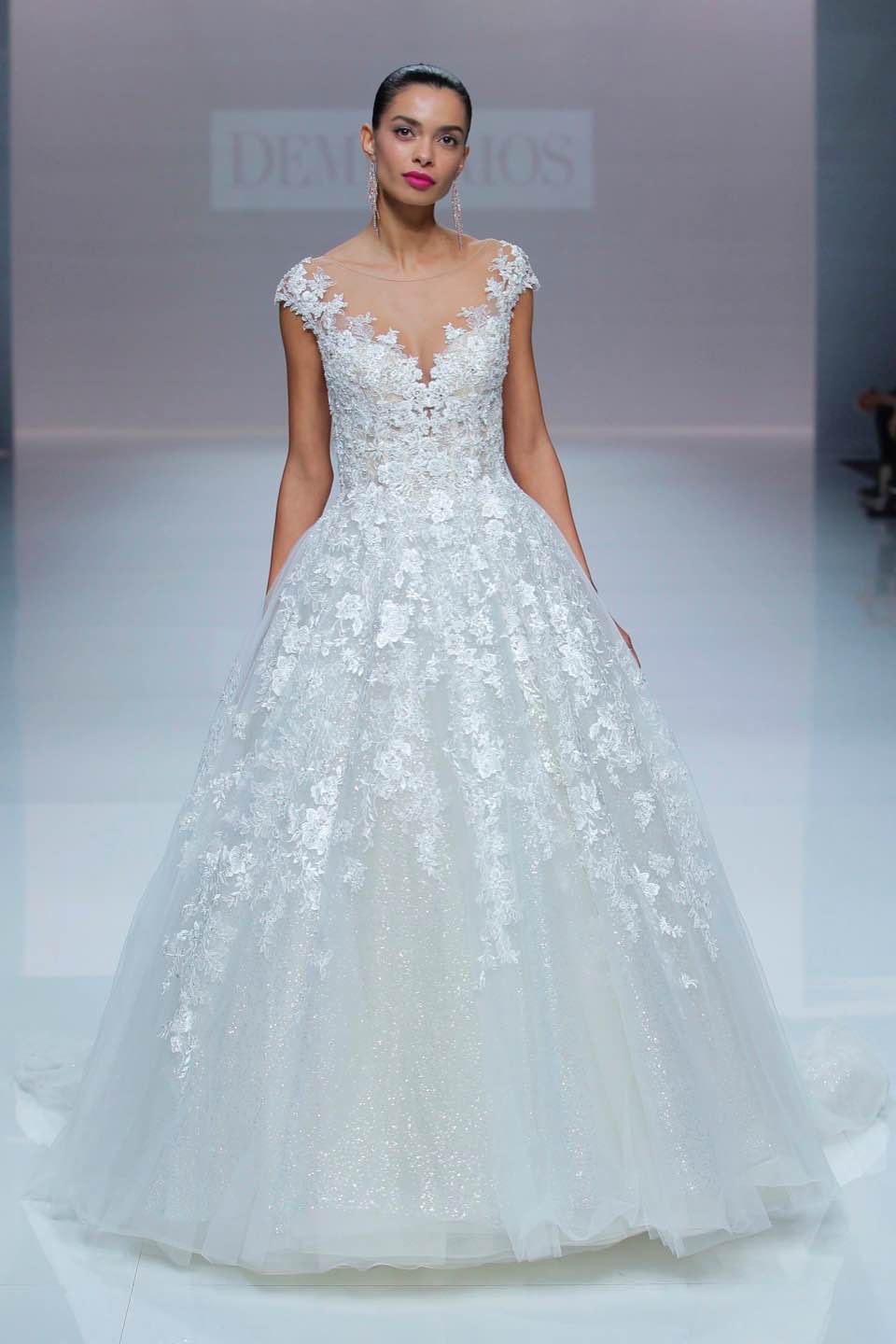 Свадебное платье Demetrios 2019
