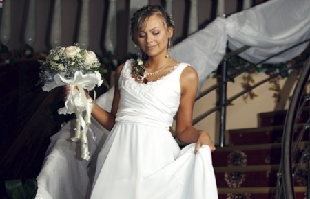 как ходить в свадебном платье